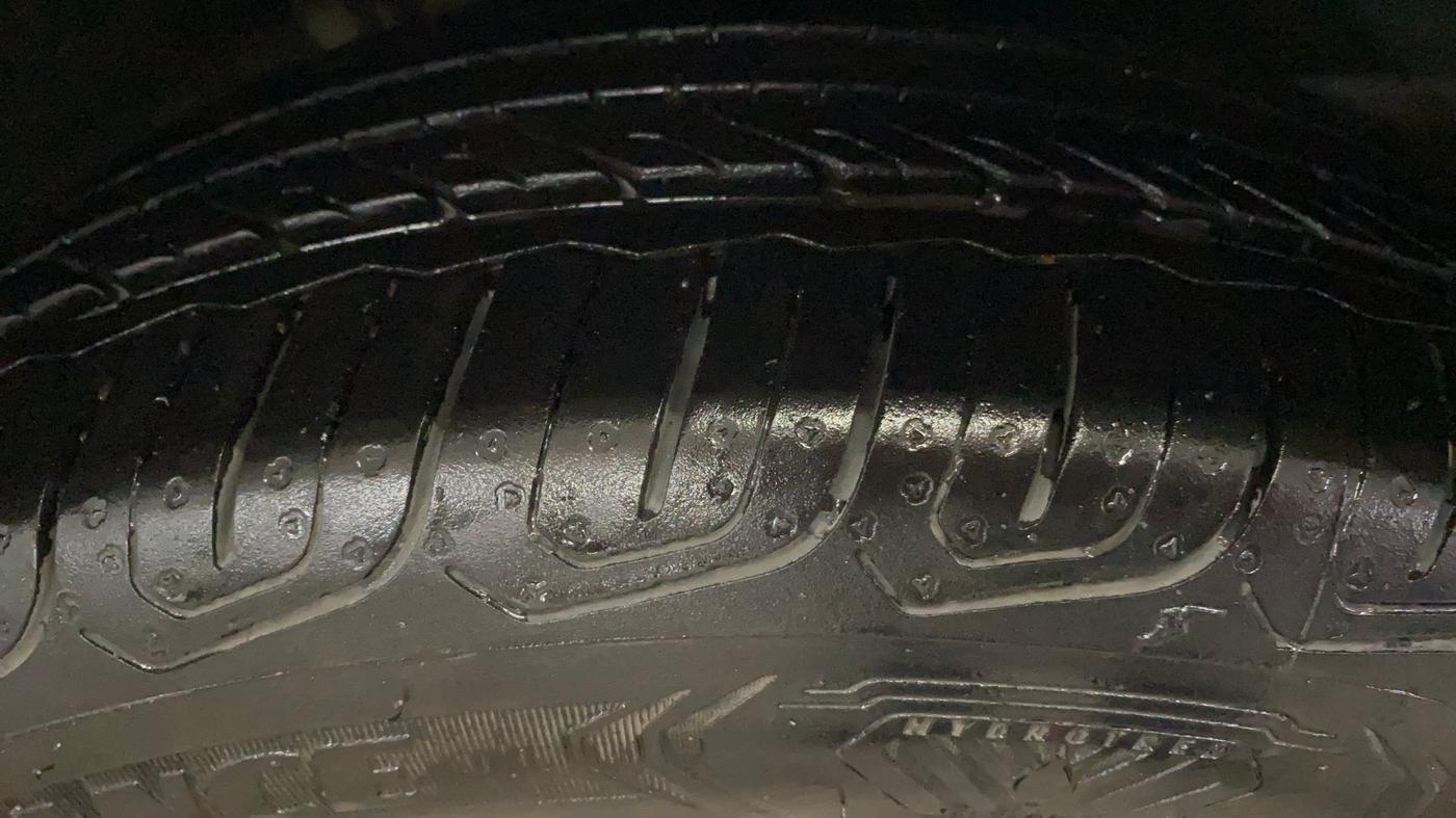 2022 Skoda SLAVIA STYLE 1.0L TSI AT, Petrol, Automatic, 33,393 km, Right Front Tyre Tread