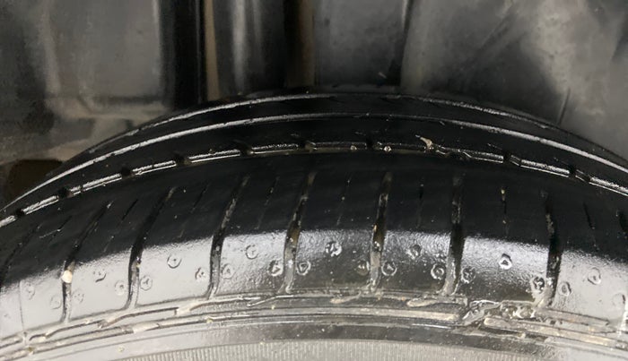 2016 Maruti Ciaz ZDI SHVS, Diesel, Manual, 72,005 km, Right Rear Tyre Tread