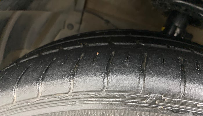 2016 Maruti Ciaz ZDI SHVS, Diesel, Manual, 72,005 km, Left Front Tyre Tread