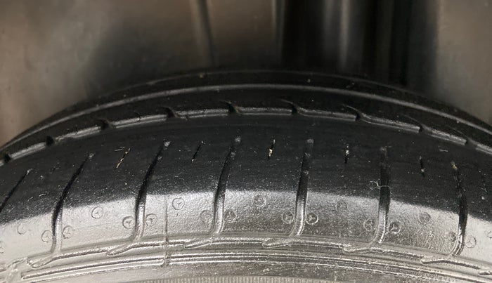 2016 Maruti Ciaz ZDI SHVS, Diesel, Manual, 72,005 km, Left Rear Tyre Tread