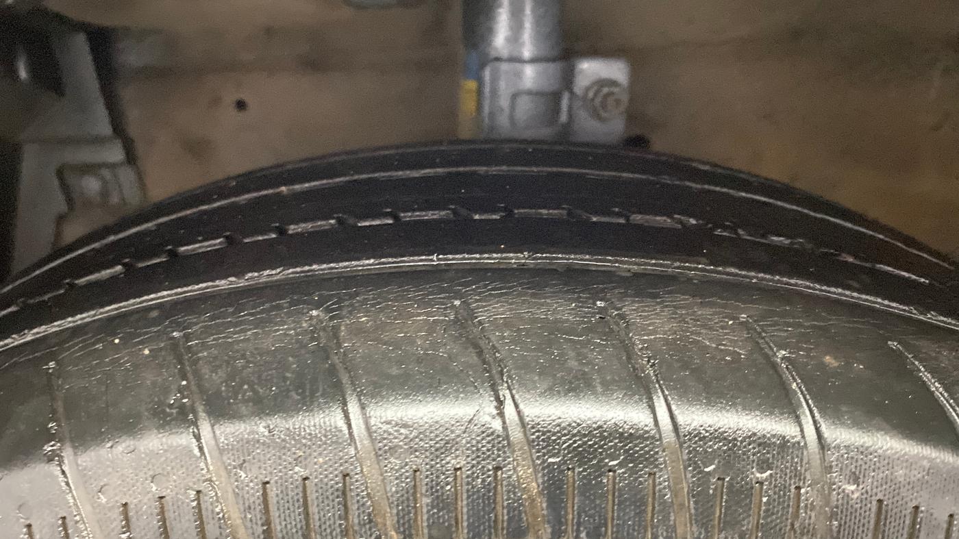 2014 Maruti Ertiga VXI, Petrol, Manual, 1,39,167 km, Left Front Tyre Tread