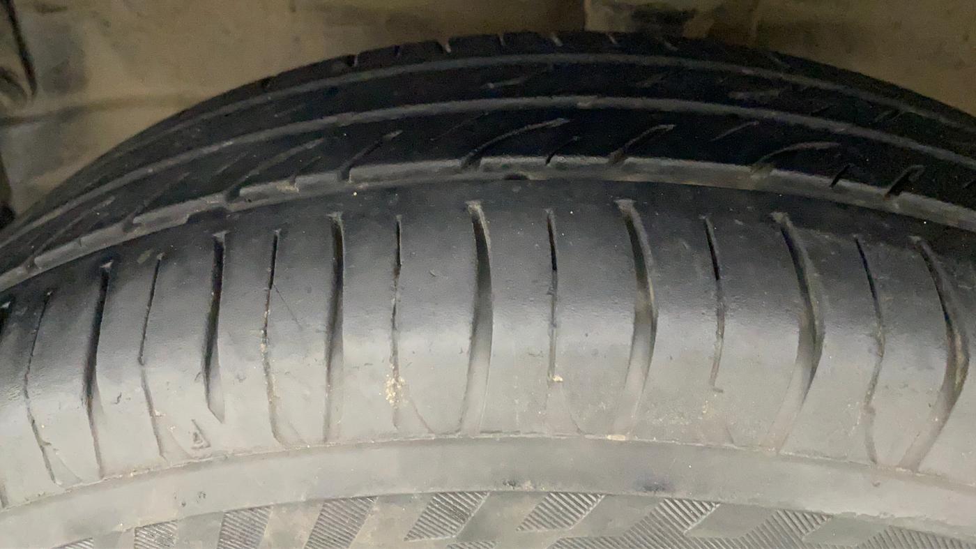 2011 Maruti Wagon R 1.0 VXI, Petrol, Manual, 75,861 km, Left Front Tyre Tread