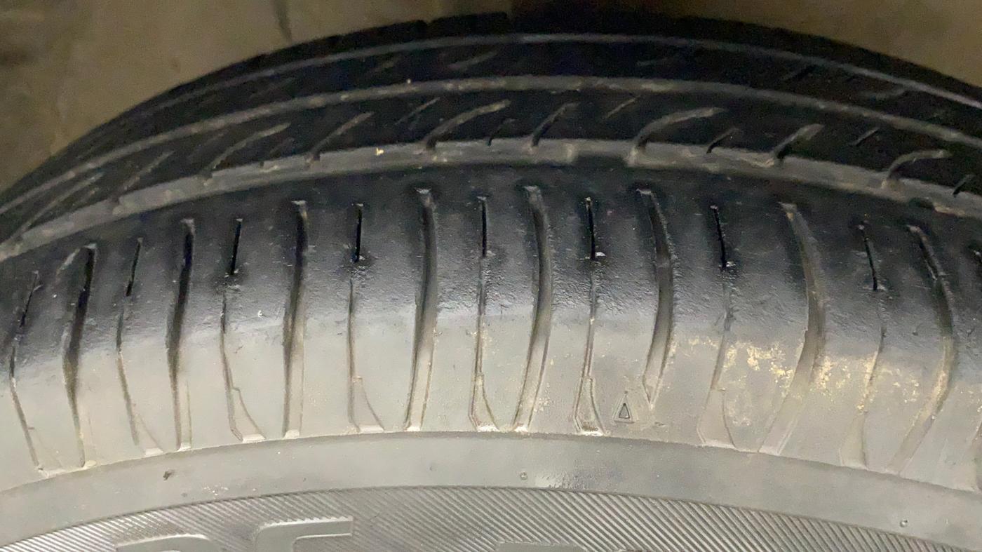 2011 Maruti Wagon R 1.0 VXI, Petrol, Manual, 75,861 km, Right Front Tyre Tread