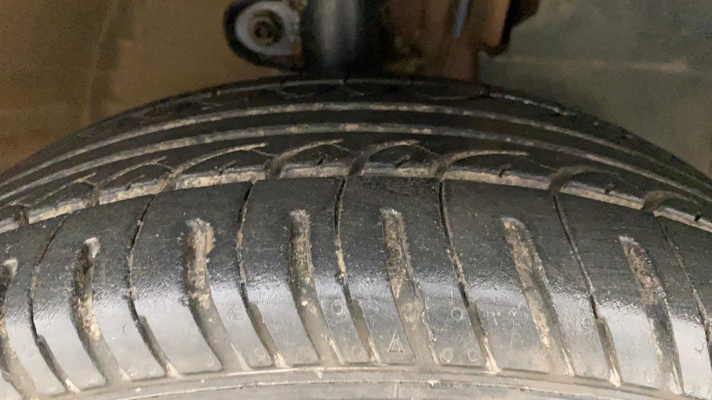 2016 Mahindra Kuv100 K8 6 STR, Petrol, Manual, 56,305 km, Right Front Tyre Tread