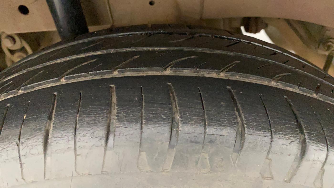 2016 Mahindra Kuv100 K8 6 STR, Petrol, Manual, 56,305 km, Right Rear Tyre Tread