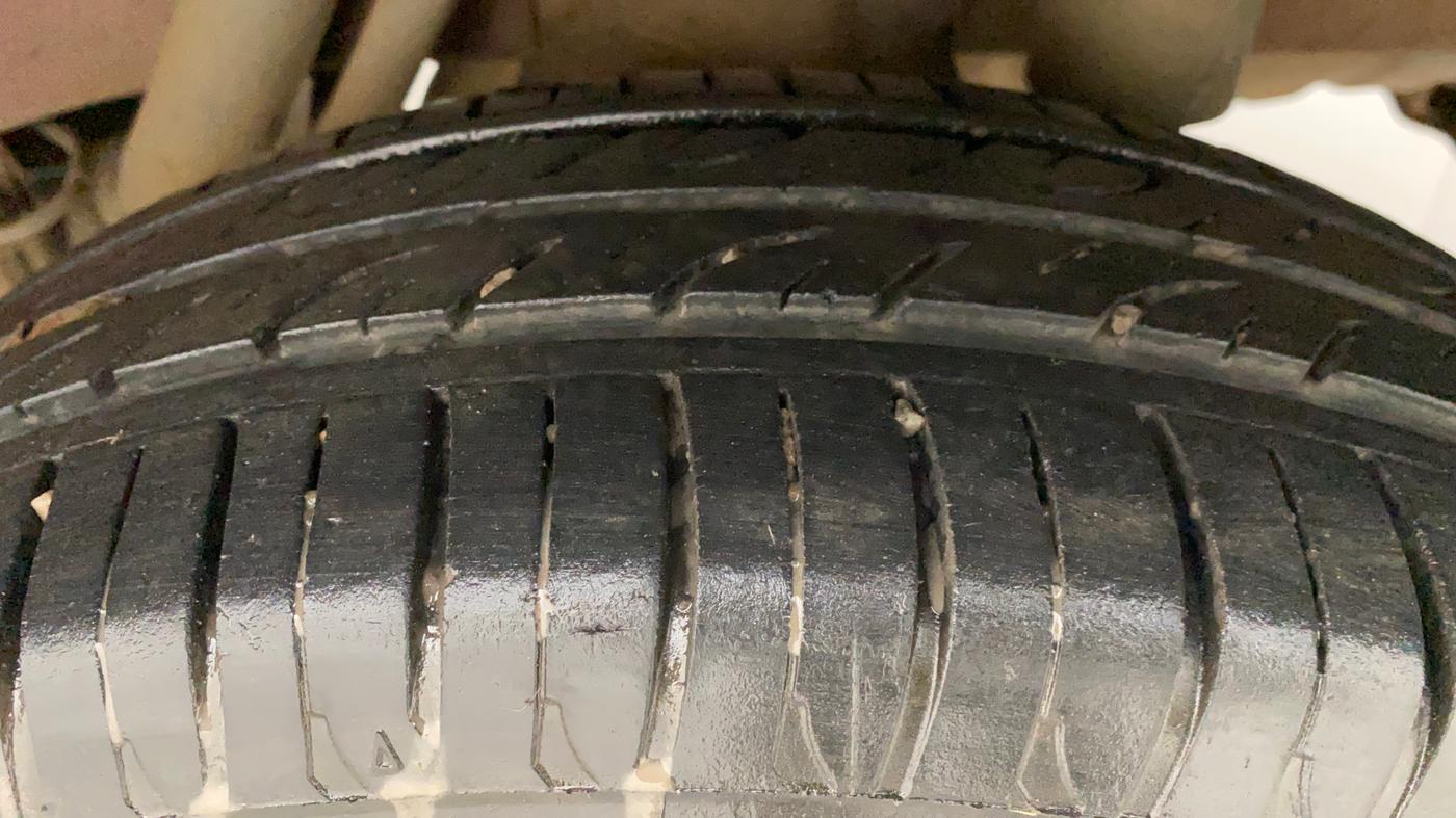 2016 Mahindra Kuv100 K8 6 STR, Petrol, Manual, 56,305 km, Left Rear Tyre Tread