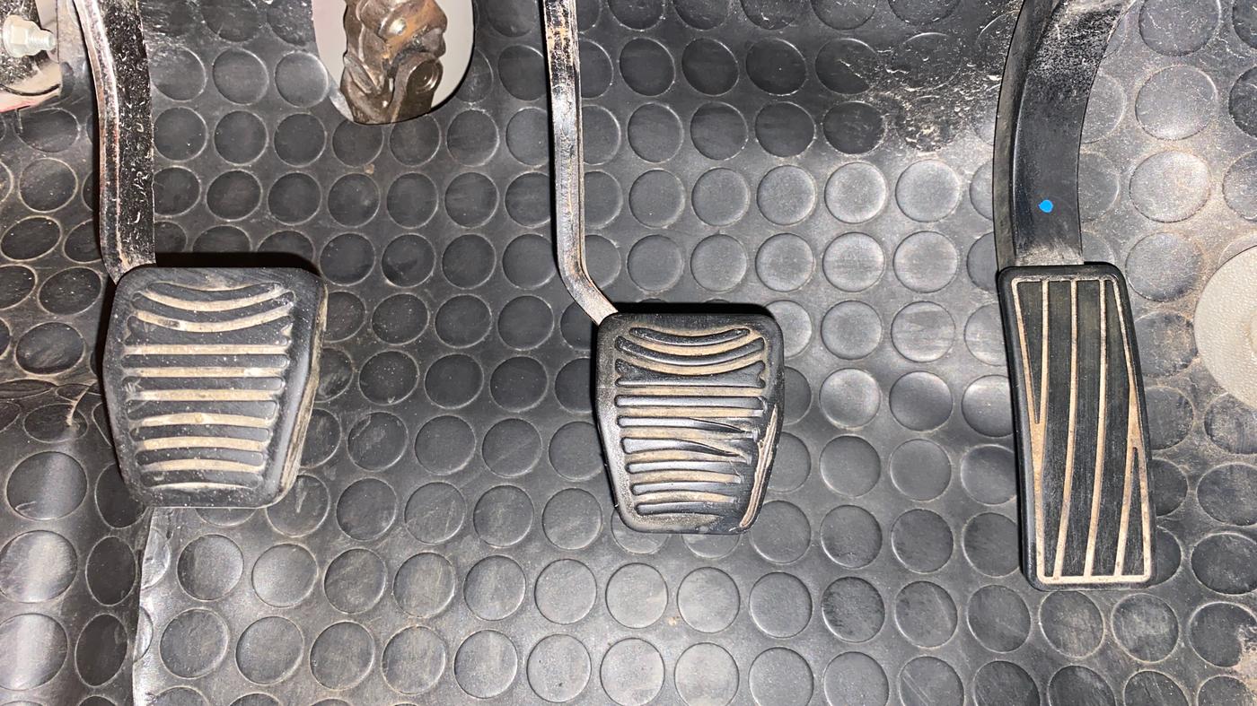 2016 Mahindra Kuv100 K8 6 STR, Petrol, Manual, 56,305 km, Pedals