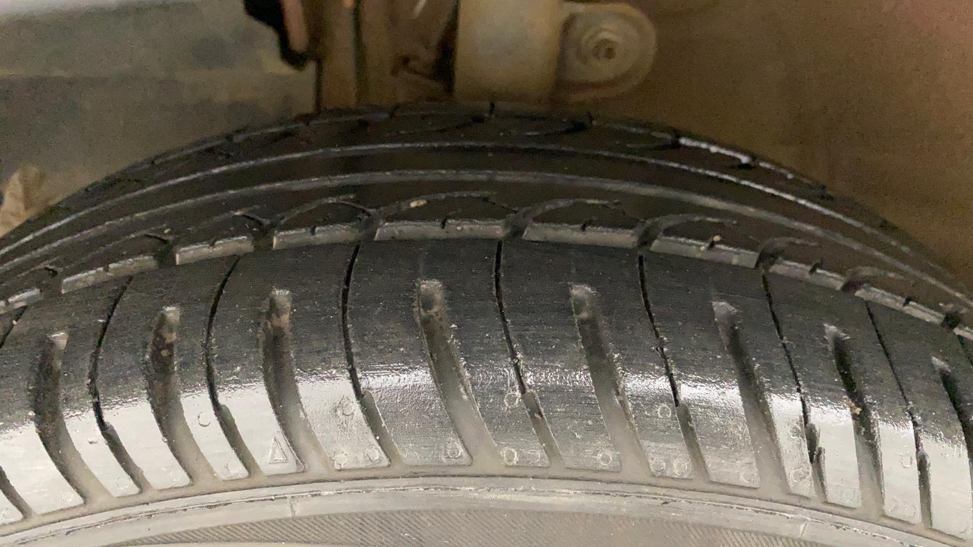 2016 Mahindra Kuv100 K8 6 STR, Petrol, Manual, 56,305 km, Left Front Tyre Tread
