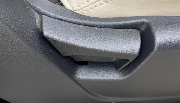 2021 Mahindra XUV300 W6 1.2 PETROL AMT, Petrol, Automatic, 19,551 km, Driver Side Adjustment Panel