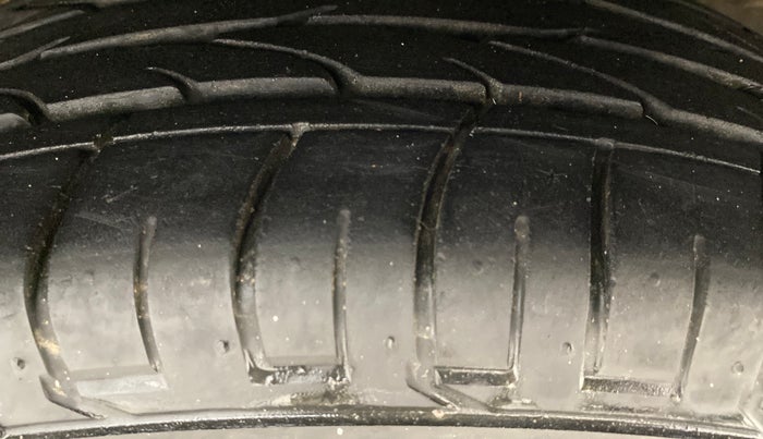 2021 Mahindra XUV300 W6 1.2 PETROL AMT, Petrol, Automatic, 19,551 km, Right Front Tyre Tread