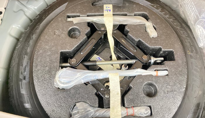 2021 Mahindra XUV300 W6 1.2 PETROL AMT, Petrol, Automatic, 19,551 km, Spare Tyre