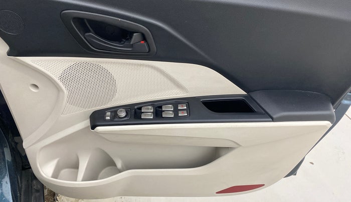 2021 Mahindra XUV300 W6 1.2 PETROL AMT, Petrol, Automatic, 19,551 km, Driver Side Door Panels Control