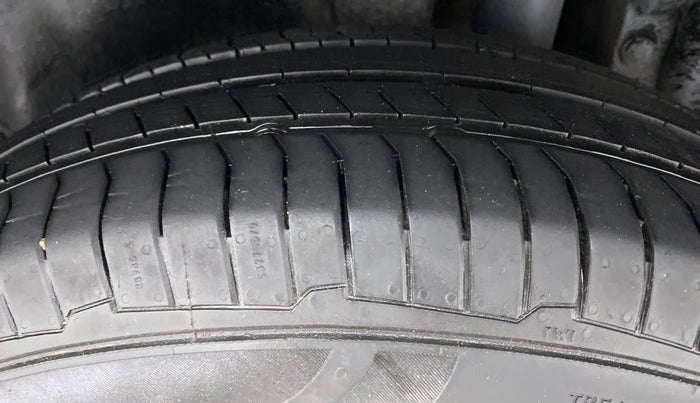 2013 Maruti Swift VXI, Petrol, Manual, 91,701 km, Left Rear Tyre Tread