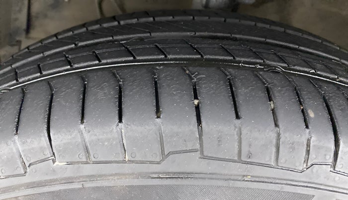 2013 Maruti Swift VXI, Petrol, Manual, 91,701 km, Left Front Tyre Tread