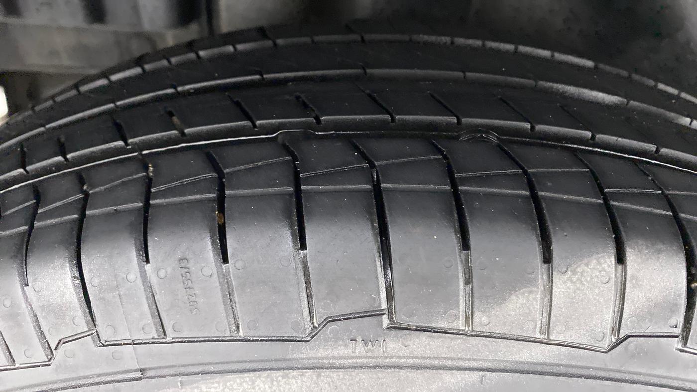 2013 Maruti Swift VXI, Petrol, Manual, 91,701 km, Right Rear Tyre Tread