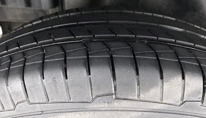2013 Maruti Swift VXI, Petrol, Manual, 91,701 km, Right Rear Tyre Tread