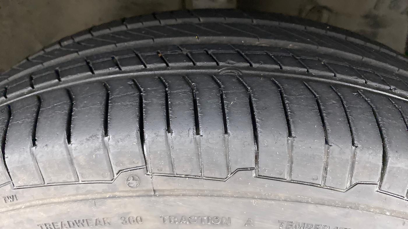 2013 Maruti Swift VXI, Petrol, Manual, 91,701 km, Right Front Tyre Tread