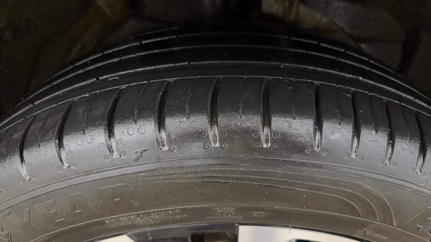 2024 MG HECTOR PLUS SHARP PRO 1.5 PETROL TURBO CVT 6 STR, Petrol, Automatic, 37,281 km, Right Front Tyre Tread