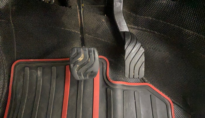 2021 Renault TRIBER RXZ AMT, Petrol, Automatic, 45,081 km, Pedals