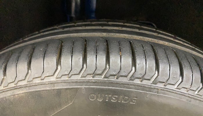 2014 Ford Ecosport AMBIENTE 1.5L DIESEL, Diesel, Manual, 1,08,465 km, Right Rear Tyre Tread