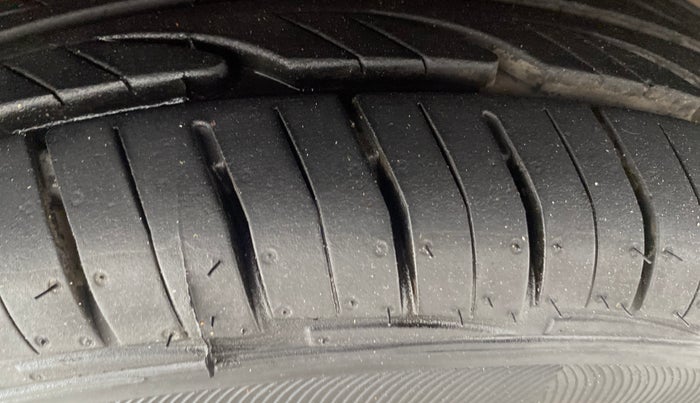 2015 Hyundai Eon ERA +, Petrol, Manual, 60,989 km, Left Front Tyre Tread