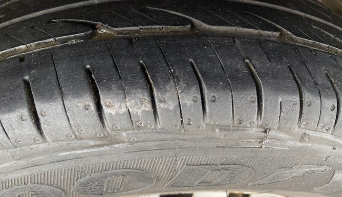 2015 Hyundai Eon ERA +, Petrol, Manual, 60,989 km, Left Rear Tyre Tread