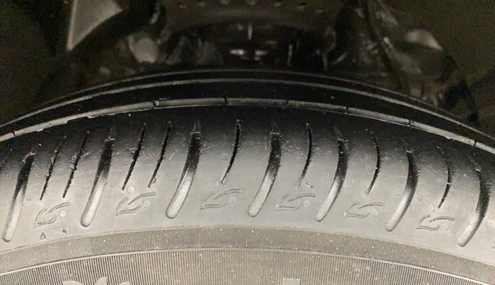 2023 Mahindra XUV300 W8 (O) 1.5 DIESEL AMT, Diesel, Automatic, 63,752 km, Right Front Tyre Tread