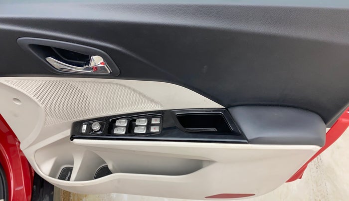 2023 Mahindra XUV300 W8 (O) 1.5 DIESEL AMT, Diesel, Automatic, 63,752 km, Driver Side Door Panels Control