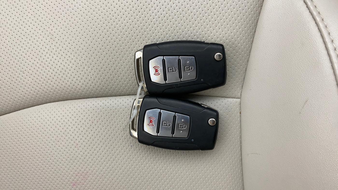 2019 Mahindra XUV300 W8 (O) 1.5 DIESEL, Diesel, Manual, 39,068 km, Key Close Up