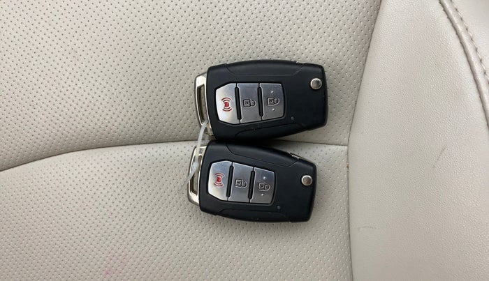 2019 Mahindra XUV300 W8 (O) 1.5 DIESEL, Diesel, Manual, 39,068 km, Key Close Up