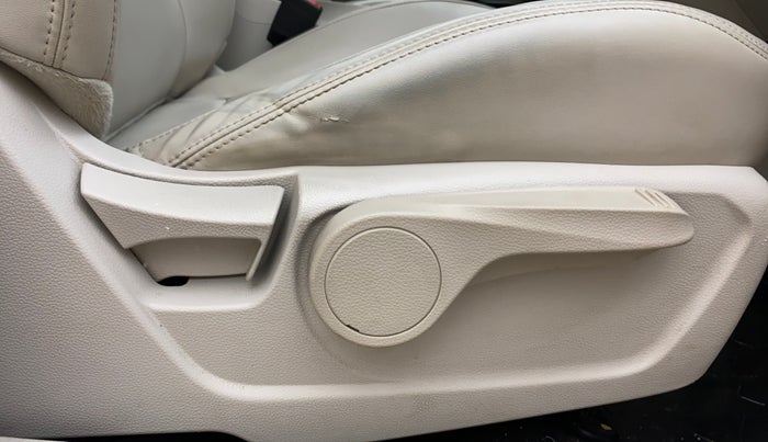 2019 Mahindra XUV300 W8 (O) 1.5 DIESEL, Diesel, Manual, 39,068 km, Driver Side Adjustment Panel