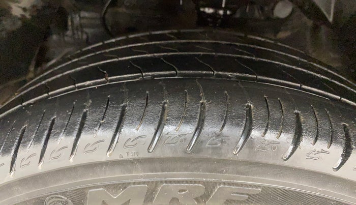 2019 Mahindra XUV300 W8 (O) 1.5 DIESEL, Diesel, Manual, 39,068 km, Left Front Tyre Tread