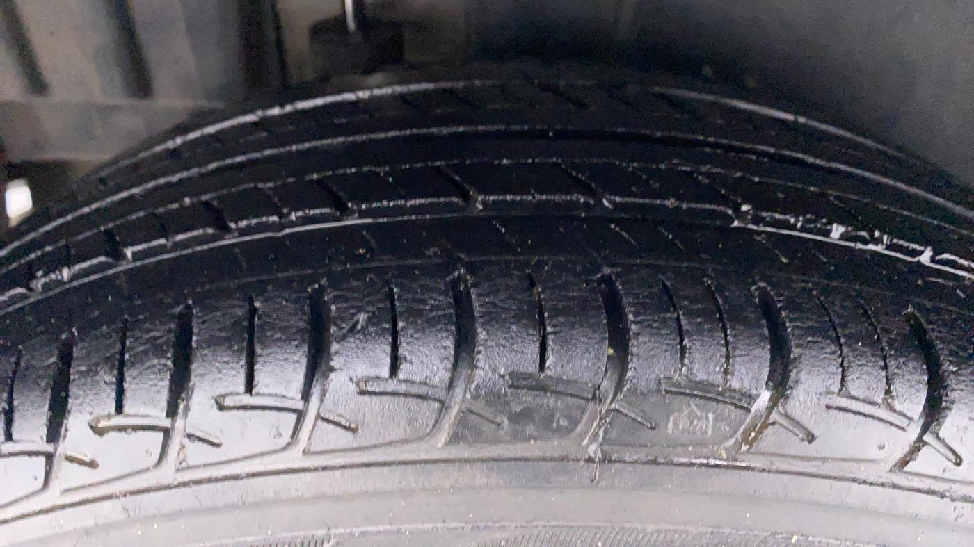 2013 Maruti Swift ZDI, Diesel, Manual, 1,00,063 km, Right Rear Tyre Tread