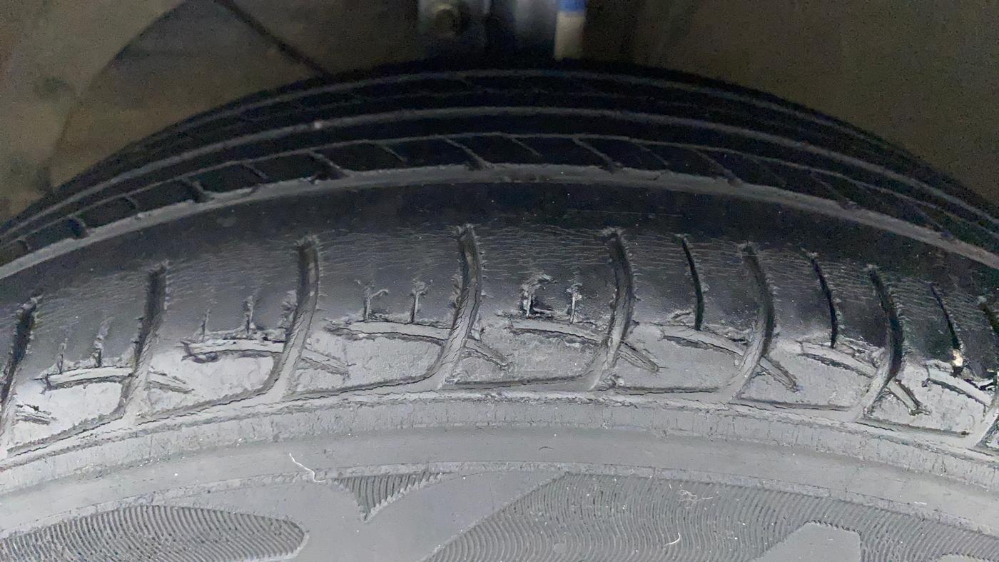2016 Maruti Baleno DELTA PETROL 1.2, Petrol, Manual, 40,557 km, Left Front Tyre Tread