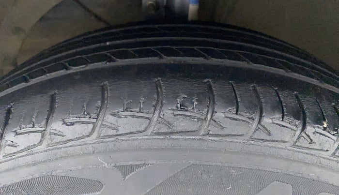 2016 Maruti Baleno DELTA PETROL 1.2, Petrol, Manual, 40,557 km, Left Front Tyre Tread