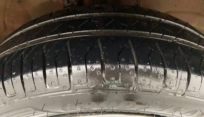 2016 Maruti Wagon R 1.0 VXI OPT, Petrol, Manual, 96,273 km, Right Front Tyre Tread