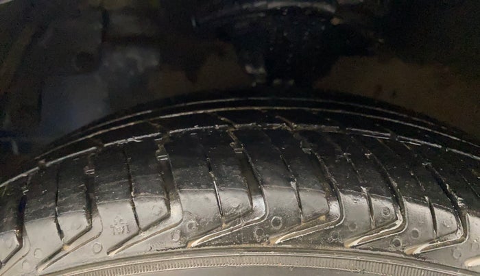 2014 Hyundai Eon MAGNA +, Petrol, Manual, 42,265 km, Left Front Tyre Tread