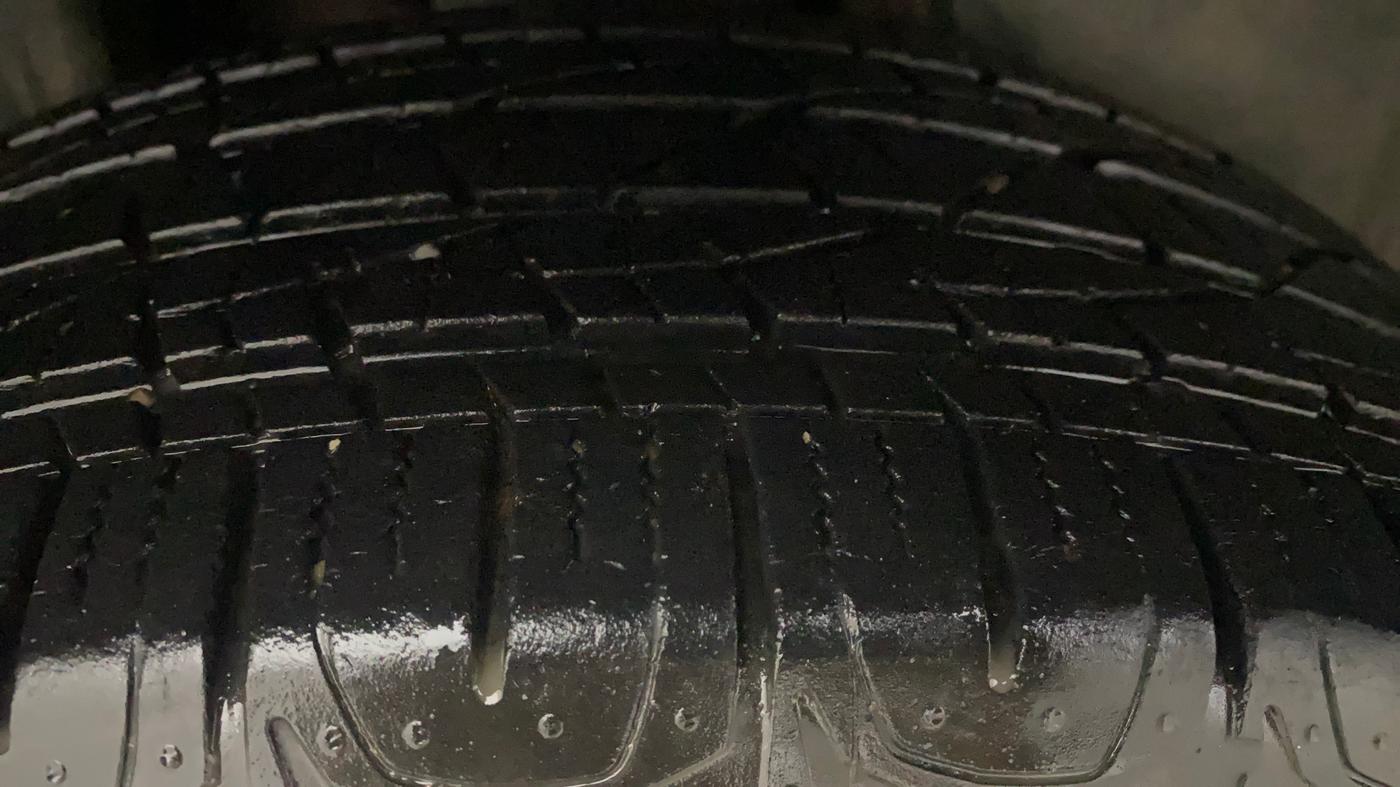 2017 Jeep Compass LIMITED (O) 1.4 PETROL AT, Petrol, Automatic, 26,181 km, Right Rear Tyre Tread
