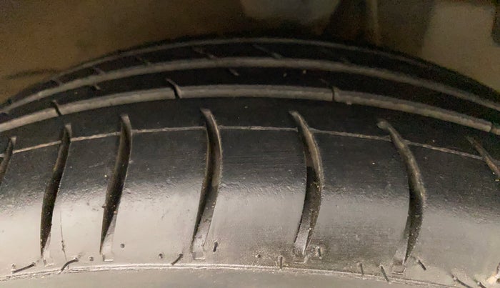 2014 Hyundai Eon SPORTZ, Petrol, Manual, 87,838 km, Right Front Tyre Tread