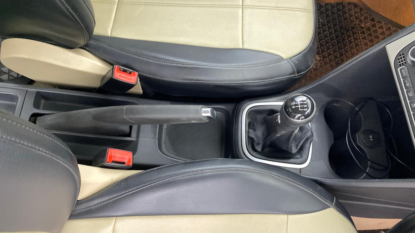 2015 Volkswagen Polo HIGHLINE1.2L, Petrol, Manual, 58,680 km, Gear Lever