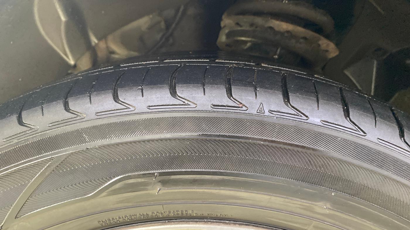 2021 Mahindra XUV300 W8 1.2 PETROL, Petrol, Manual, 60,590 km, Left Front Tyre Tread