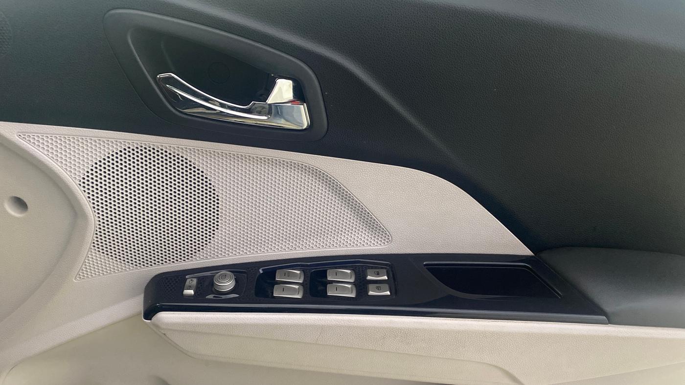 2021 Mahindra XUV300 W8 1.2 PETROL, Petrol, Manual, 60,590 km, Driver Side Door Panels Control