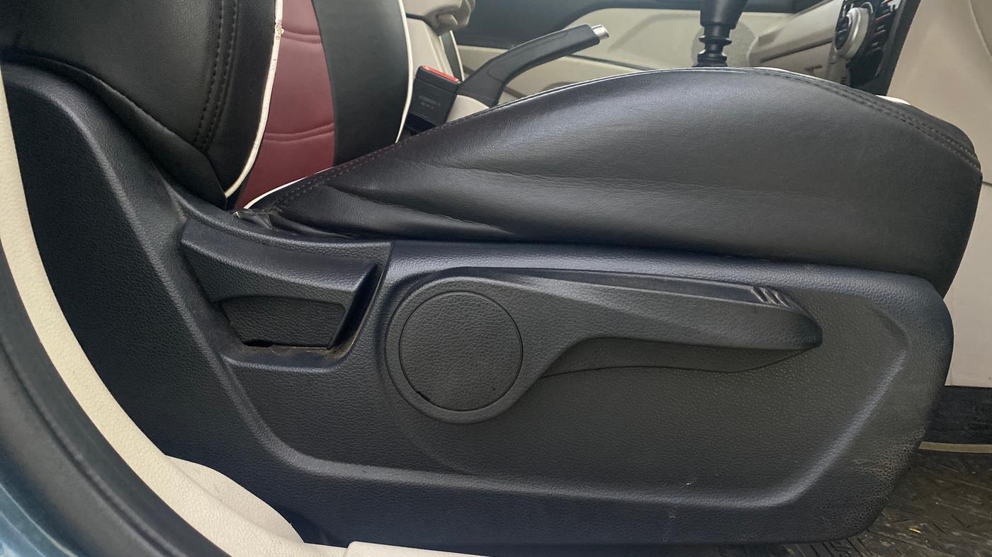 2021 Mahindra XUV300 W8 1.2 PETROL, Petrol, Manual, 60,590 km, Driver Side Adjustment Panel