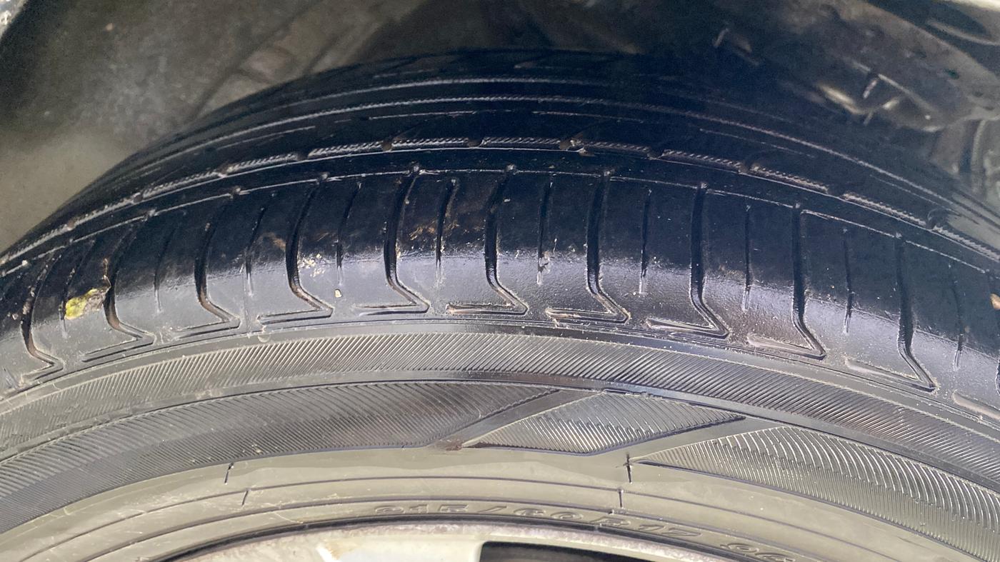 2021 Mahindra XUV300 W8 1.2 PETROL, Petrol, Manual, 60,590 km, Right Front Tyre Tread