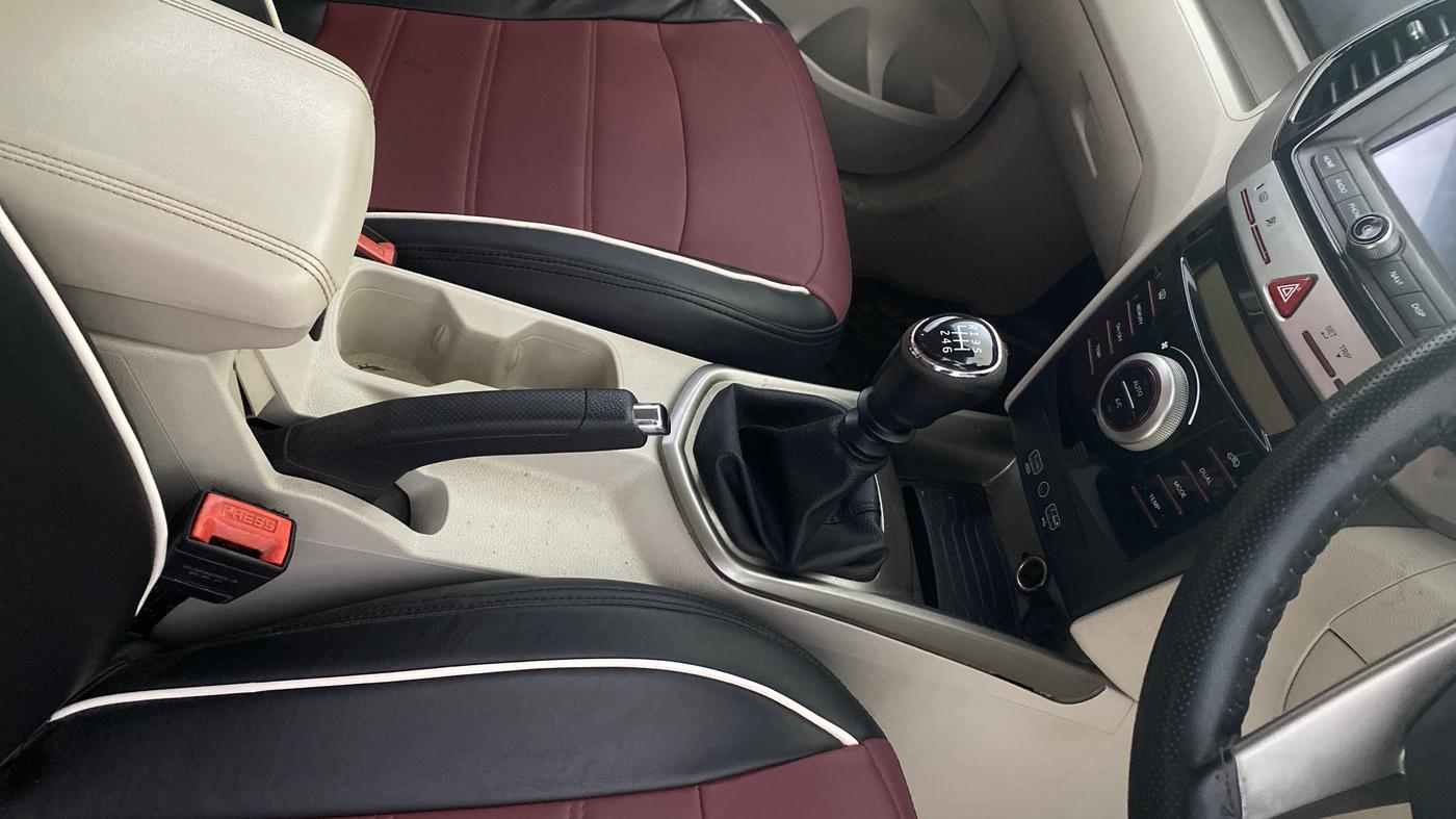 2021 Mahindra XUV300 W8 1.2 PETROL, Petrol, Manual, 60,590 km, Gear Lever