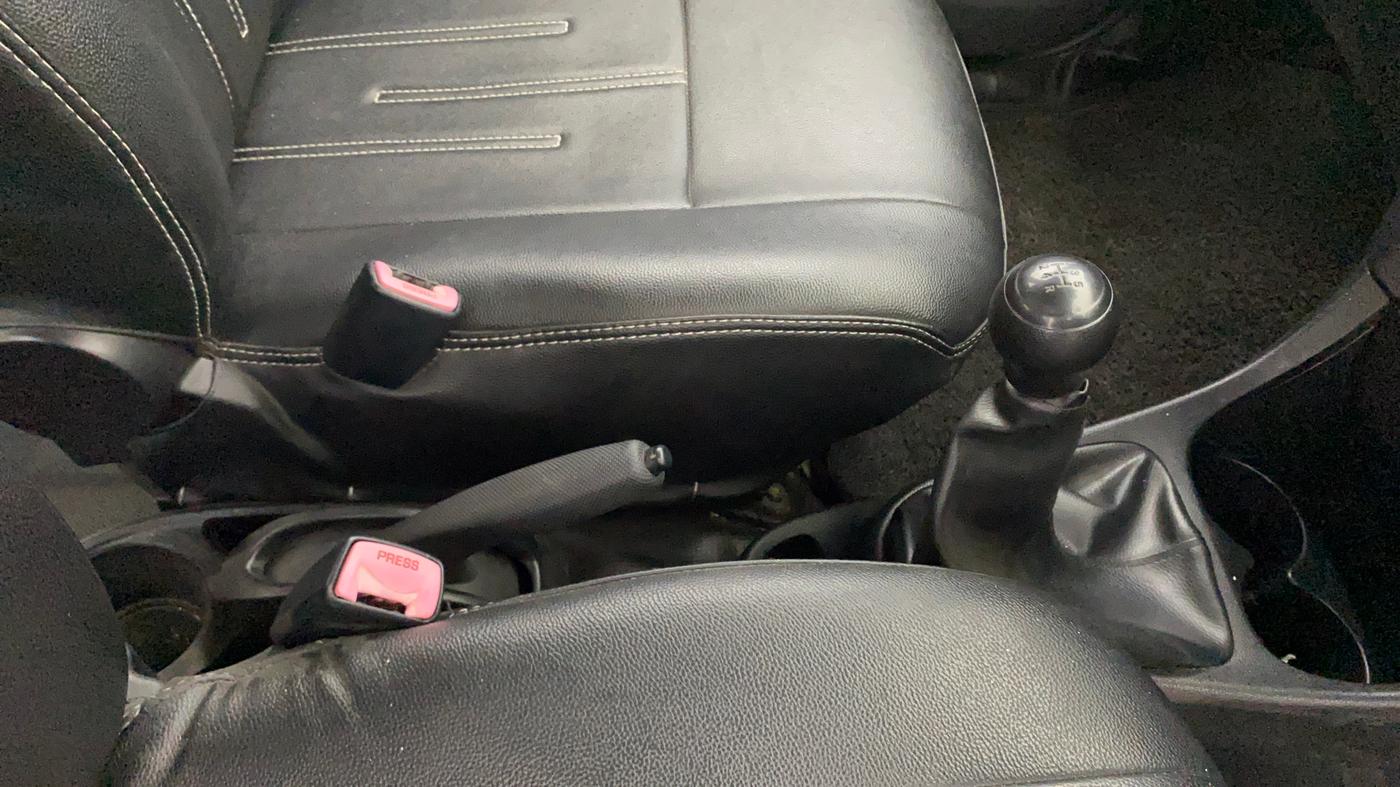 2013 Toyota Etios Liva G, Petrol, Manual, 1,18,636 km, Gear Lever