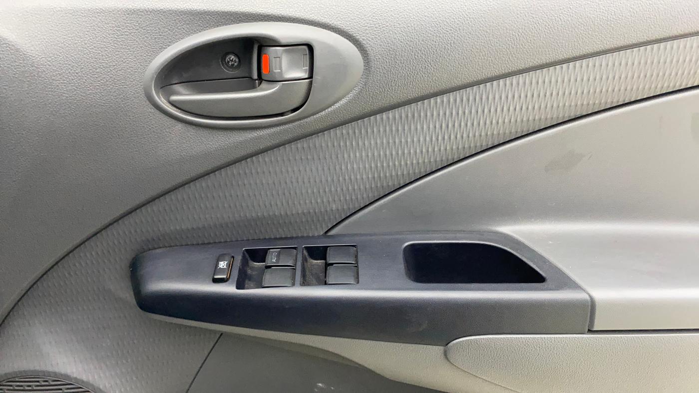 2013 Toyota Etios Liva G, Petrol, Manual, 1,18,636 km, Driver Side Door Panels Control