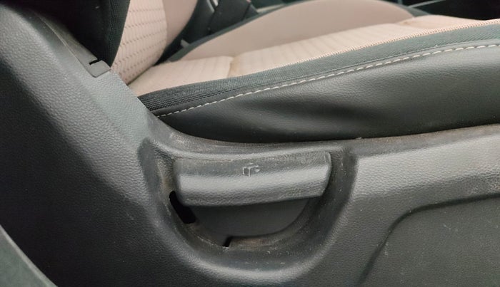 2016 Hyundai Elite i20 MAGNA 1.2, Petrol, Manual, 64,082 km, Driver Side Adjustment Panel