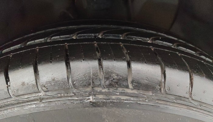 2016 Hyundai Elite i20 MAGNA 1.2, Petrol, Manual, 64,082 km, Right Front Tyre Tread