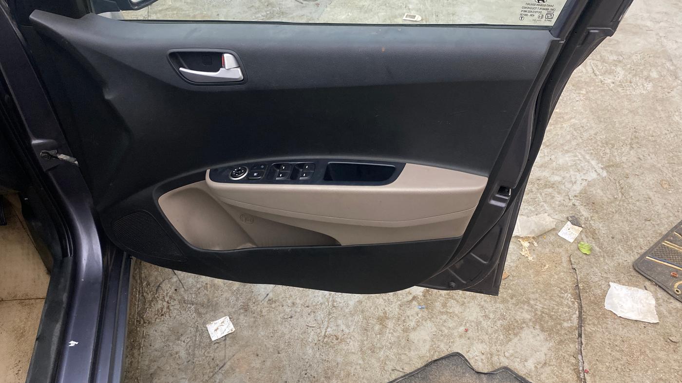 2017 Hyundai Grand i10 SPORTZ 1.2 KAPPA VTVT, Petrol, Manual, 69,386 km, Driver Side Door Panels Control